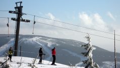 Lyžaři na Medvědíně v Krkonoších