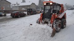 Do odklízení sněhu z ulic se v Mukařově u Říčan zapojily i stavební stroje