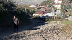 Cesta ve vesnici Gishi v Náhorním Karabachu, o jehož budoucnosti stále není rozhodnuto