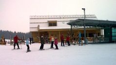 Nový Skipark Červená Voda v Orlických horách nabízí lyžování pro všechny kategorie lyžařů a kompletní zázemí