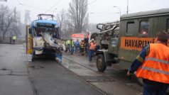 Vážná nehoda tramvaje s nákladním vozem