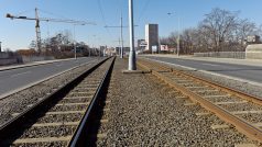 Tramvajová železniční trať v ulice Černokostelecká v Praze