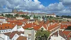 Malostranské střechy a Pražský hrad z Mostecké věže