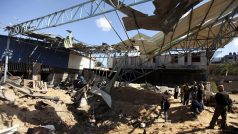 Palestinci odklízejí sutiny v oblasti Gazy, kterou zasáhly izraelské letecké údery