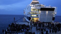 Převážně uprchlíci z Tuniska se naloďují na italský trajekt Excelsior