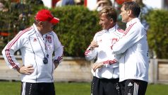 Dočasný kouč Bayernu Mnichov Andries Jonker (uprostřed) mluví ke svým asistentům