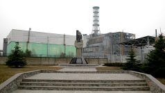 Jaderná elektrárna Černobyl a její betonový sarkofág, pod kterým se ukrývá zničený reaktor