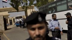 Palestinci čekají v Rafahu na přejezd hranice s Egyptem