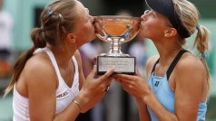 L. Hradecká (vlevo) s A. Hlaváčkovou s pohárem za triumf na Roland Garros