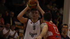 Opora Basketbalového klubu Děčín Pavel Houška (v bílém).