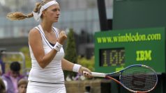 Petra Kvitová při jednom z vítězných gest ve wimbledonském utkání proti Italce Vinciové