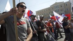 Demonstranti pochodují v Aténách na protest proti úsporným opatřením vlády.