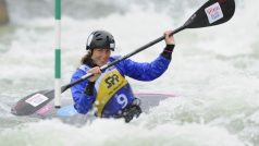 Kateřina Kudějová jede kvalifikační jízdu na MS v Čunovu v kategorii K1