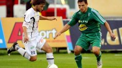 Zleva Tomáš Rezek z Hradce a Josef Jindřišek z Bohemians v utkání sedmého kola Gambrinus ligy