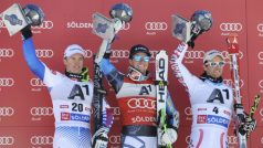 Stupně vítězů obřího slalomu v Söldenu, zleva Pinturault, Ligety, Schörghofer