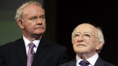 Michael Higgins (vpravo) a Martin McGuinness čekají na první součty hlasů