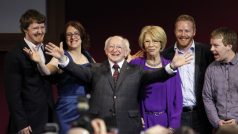 Michael Higgins se raduje z vítězství v prezidentských volbách