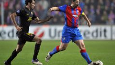 Sergio Busquets z Barcelony a Pavel Horváth z Viktorie Plzeň na zápase Ligy mistrů