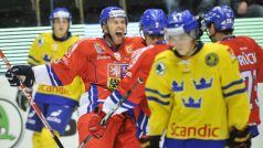 Čeští hokejisté se radují z jednoho gólu do sítě Švédska