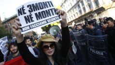 Protesty před italským ministerstvem financí proti ministru Tremontimu a Montimu, který se nejspíš stane novým premiérem