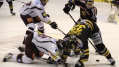 Utkání 25. kola hokejové extraligy HC Verva Litvínov - HC Sparta Praha 27. listopadu v Litvínově. V popředí vlevo Mário Bližňák ze Sparty, vpravo litvínovský hráč Martin Jenáček, vzadu vlevo Petr Tenkrát ze Sparty, vpravo David Pojkar z Litvínova