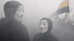 Někteří demonstranti v Moskvě si nasadili masky.