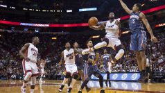 Dwayne Wade z Miami (s míčem) překonal hranini 14 000 bodů a 3500 asistencí v NBA