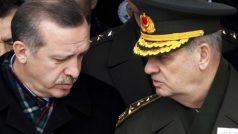 Turecký premiér Recep Tayyip Erdogan (vlevo) v rozhovoru s Ilkerem Basbugem