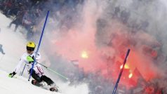 Vítěz slalomu Marcel Hirscher projíždí brankou před bouřícím schladmingským publikem