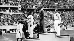 Letní olympijské hry v Berlíně v roce 1936. Na stupínku vítězů (zleva) Naoto Tajima, Jesse Owens a Lutz Long