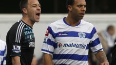 John Terry (vlevo) a Anton Ferdinand v utkání Chelsea s Queen´s Parkem Rangers