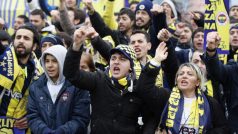 Fanoušci Fenerbahce přišli představitele klubu podpořit před budovu soudu