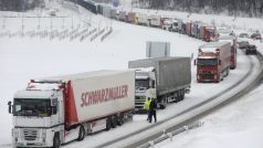 Kolona kamionů u Návsí na silnici z Českého Těšína do Mostů u Jablunkova. Do odvolání je kvůli sněhu uzavřen přechod na Slovensko