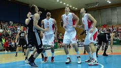 Basketbalisté Nymburka v eurocupovém utkání s Rigou (Chester Tre Simmons, Radek Nečas, Petr Benda)