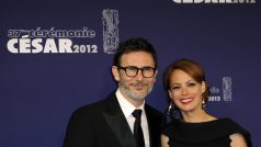 Režisér Michel Hazanavicius a herečka Bérénice Béjoová jako čerství držitelé Césarů