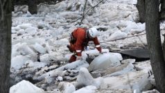 Nahromaděné kry v potoce rozlily Úterský potok ve vesničce Mydlovary na severním Plzeňsku