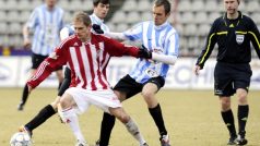 Utkání 18. kola první fotbalové ligy FK Viktoria Žižkov - FK Mladá Boleslav 26. února v Praze. Jaroslav Hílek ze Žižkova (vlevo) a Jasmin Ščuk z Boleslavi