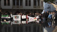 Syřané žijící v Libanonu vyjadřují solidaritu zahraničním novinářům a protestují proti syrskému prezidentovi Asadovi