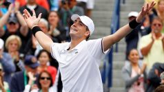 Americký tenista John Isner slaví vítězství v semifinále turnaje v Indian Wells, kde porazil Novaka Djokoviče