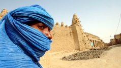 Příslušník kmene Tuaregů u mešity ze 13. století v Timbuktu