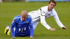 24. kolo první fotbalové ligy FC Hradec Králové - Baník Ostrava, 8. dubna v Hradci Králové. Zleva ostravský Dalibor Vašenda a hradecký Marek Plašil