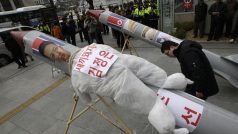 Jihokorejec protestující proti vypuštění severokorejské rakety