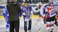 Boxer Lukáš Konečný provedl úvodní vhazování třetího finálového duelu mezi Brnem a Pardubicemi