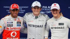 Zleva Lewis Hamilton, Nico Rosberg a Michael Schumacher po kvalifikaci Velké ceny Číny