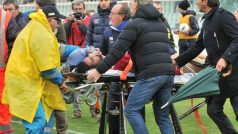 Fotbalista Piermario Morosini během utkání Serie B zkolaboval a v sanitce zemřel na zástavu srdce.JPG