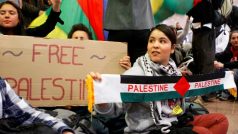 Propalestinští aktivisté čekají na odlet do Izraele na letišti v Bruselu
