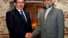 Turecký ministr zahraničí Ahmet Davutoglu vítá hlavního íránského vyjednávače pro jaderné otázky Saída Džalílího