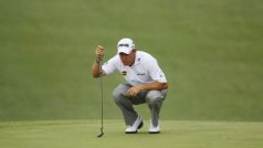 Lídr Masters Lee Westwood pozoruje, jak dopadne jeden z jeho úderů