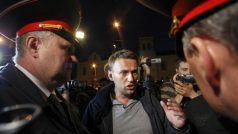 Prominentní protikorupční bloger Alexej Navalný mezi policisty při demonstraci v centru Moskvy