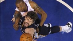 Memphis Grizzlies&#039; Marc Gasol of Spain  (bottom) goes up to score against Los Angeles Clippers&#039; Caron Butler during Game 6 of their NBA Western Conference basketball playoff series in Los Angeles, California May 11, 2012